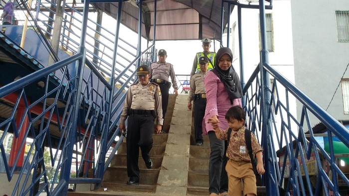 Polisi Gelar Patroli Jalan Kaki di JPO di Tangerang