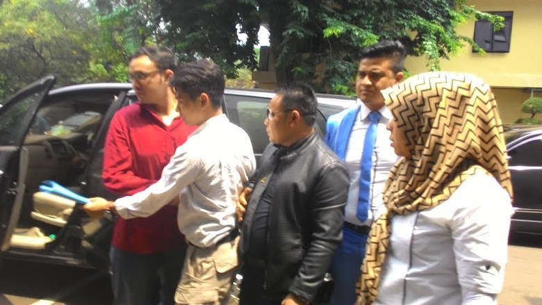 Selain Sandy Tumiwa, Polisi Juga Tangkap Perempuan Bernama Cici Selain Sandy Tumiwa, Polisi Juga Tangkap Perempuan Bernama Cici