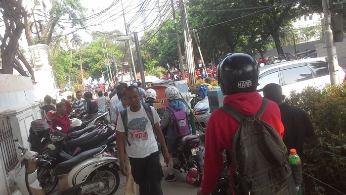 Bubar Demo, Buruh Tumpah di Jalan Kebon Sirih