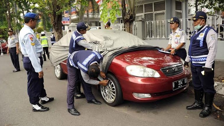 58 Mobil di Surabaya Ditindak Karena Parkir Sembarangan 58 Mobil di Surabaya Ditindak Karena Parkir Sembarangan