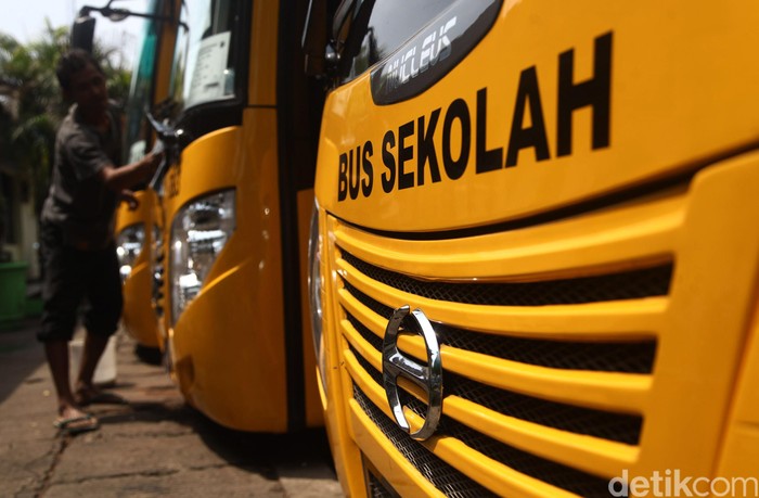 Pekerja membersihkan Bus Sekolah Gratis di Pasar Minggu, Jakarta, Rabu (26/11/2015).  Pemerintah Provinsi DKI Jakarta akan menambah rute dan zonasi layanan bus sekolah pada 2016. Penambahan ini bertujuan mengakomodasi lebih banyak pelajar yang membutuhkan bus kuning tersebut. Grandyos Zafna/detikcom