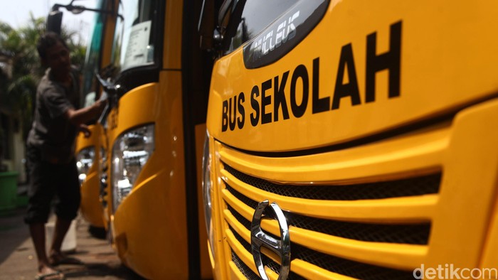 Pekerja membersihkan Bus Sekolah Gratis di Pasar Minggu, Jakarta, Rabu (26/11/2015).  Pemerintah Provinsi DKI Jakarta akan menambah rute dan zonasi layanan bus sekolah pada 2016. Penambahan ini bertujuan mengakomodasi lebih banyak pelajar yang membutuhkan bus kuning tersebut. Grandyos Zafna/detikcom