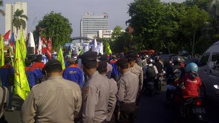 Buruh Mulai Demo di Grahadi, Jalan Gubernur Suryo Macet