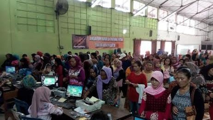 Ratusan Warga Semampir Antre Pencairan Dana PKH