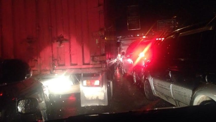Duh! Macet Parah, Merayap Keluar Gerbang Tol Sentul