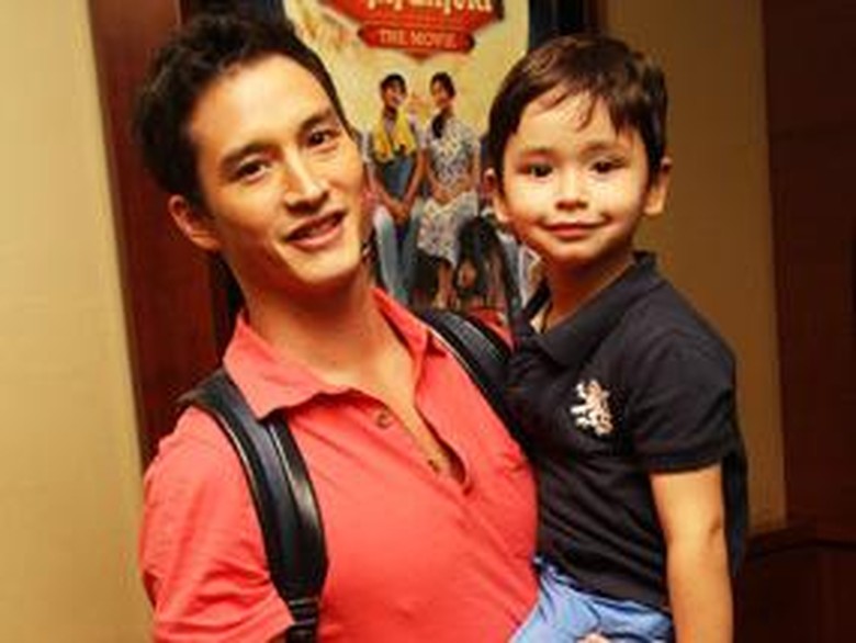 Jarang Bertemu, Mike Lewis Ajak Kenzo Liburan ke Jepang Jarang Bertemu, Mike Lewis Ajak Kenzo Liburan ke Jepang