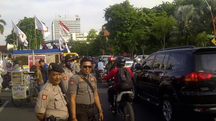 Hari Terakhir Mogok Nasional di Grahadi, Jalan Gubernur Suryo Macet