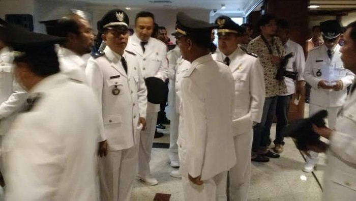Ahok Bubarkan Lurah dan Camat