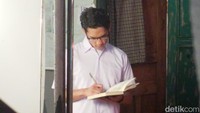 Keduanya terlihat awet muda dengan seragam SMA.
