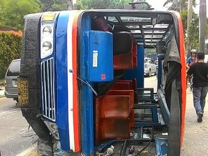 Kenek Metro Mini yang Terguling di Pondok Indah Luka Parah