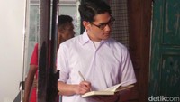 Ini gaya Afgan pakai seragam sekolah.