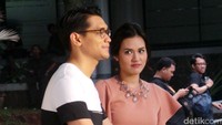 Dalam video klip itu, mereka memang menjadi sepasang kekasih.
