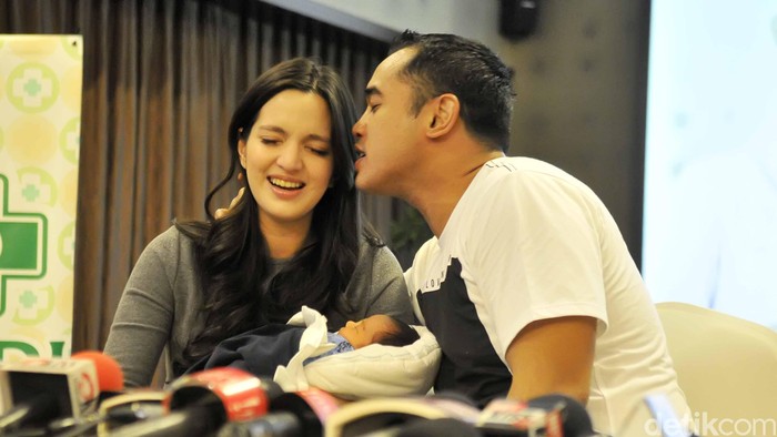 Nia Ramadhani & Ardi Bakrie Nia Ramadhani & Ardi Bakrie jumpa pers soal kelahiran anak kedua mereka.