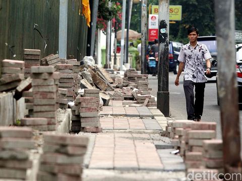 Fasilitas umum untuk pejalan kaki yang kurang memadai membuat masyarakat enggan melewatinya.