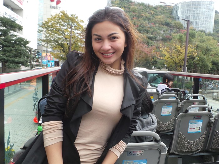 Naik Bus Wisata, Ariel Tatum Terpesona Keindahan Kota Fukuoka