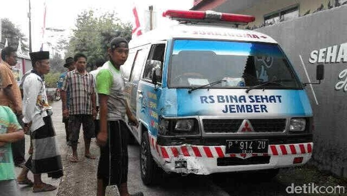 Mobil Ambulance Berisi Jenazah Tabrak Motor, ini Ceritanya