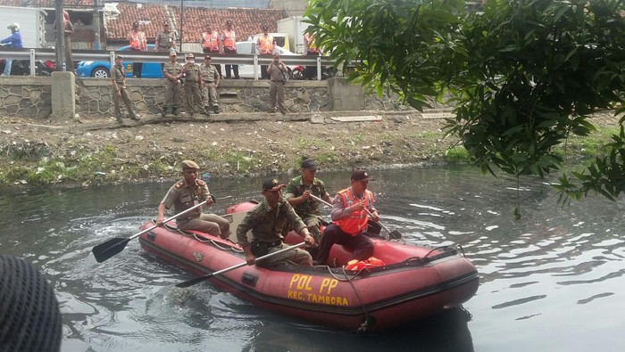 Polisi Gelar Simulasi, Siapkan Penanganan Banjir di Tambora Jakbar