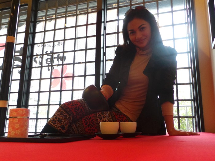 Nikmatnya Mencicipi Teh Hijau ala Ariel Tatum di Jepang