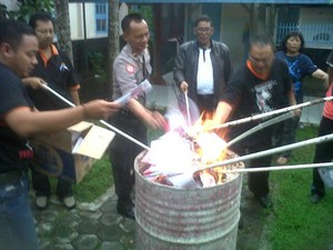Pilkada Serentak, KPU Kota Blitar Bakar Ribuan Surat Suara Rusak