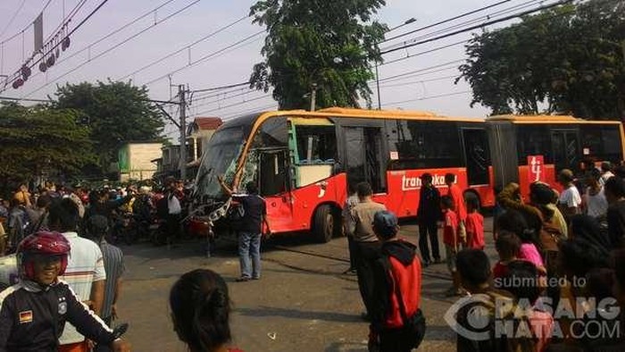 Polisi Sebut Bus TransJ yang Kecelakaan Terobos Palang Perlintasan KA