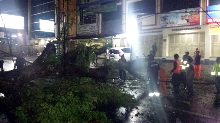 Ada Pohon Tumbang, Lalin dari Tol Jagorawi ke Puncak Macet 11 Km