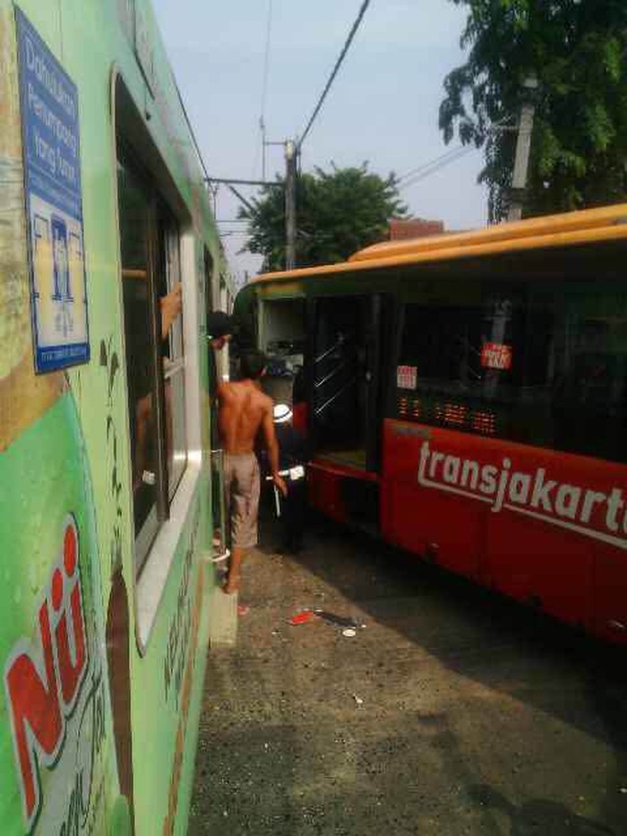 KRL yang Tabrakan dengan TransJ Dipulangkan ke Dipo Depok