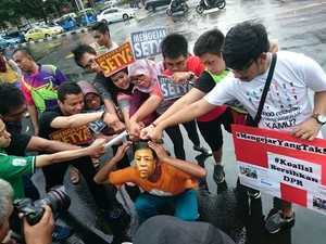Ingin MKD Terbuka, Koalisi Masyarakat Gelar Aksi Mengejar yang Tak Setya
