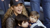 Shakira bersama kedua putranya, Milan dan Sasha yang menggemaskan! David Ramos/Getty Images/detikFoto.