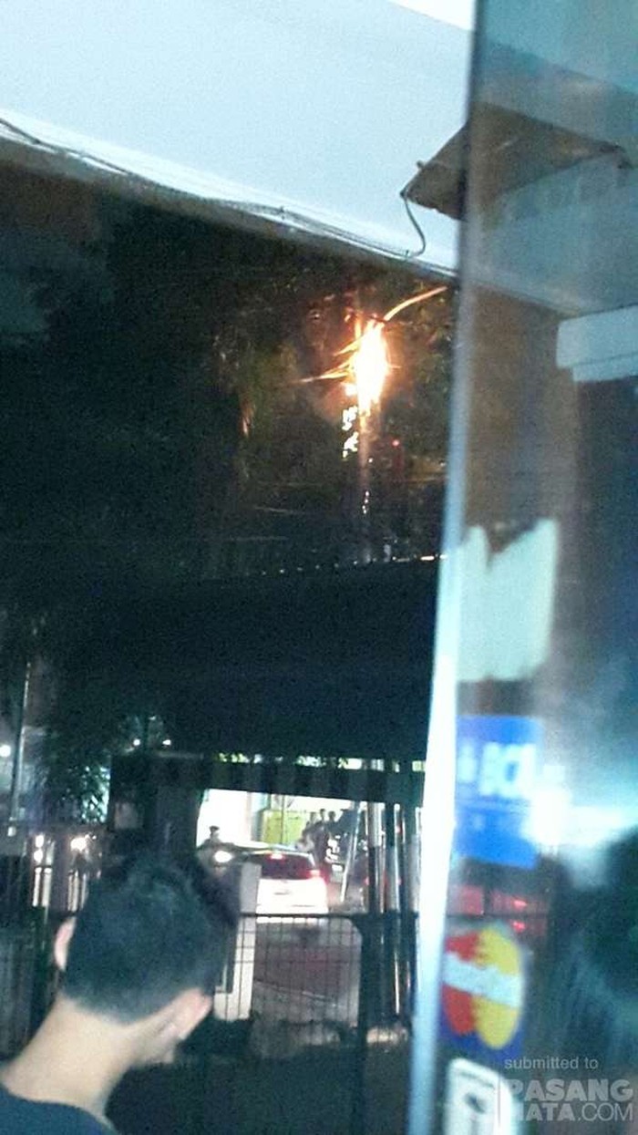 Ada Percikan Api dari Kabel Tiang Listrik di Tanjung Duren