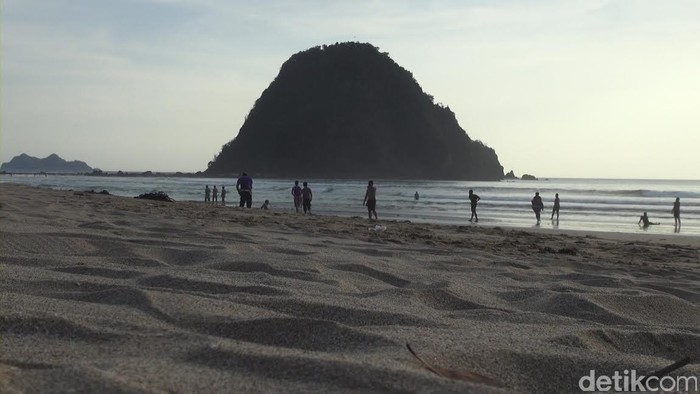 Banyuwangi Aman, Wisatawan Kembali Mengalir di Pantai Pulau Merah