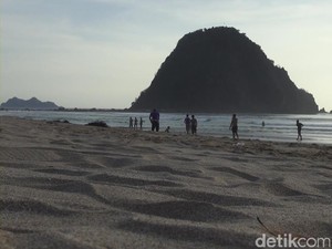 Banyuwangi Aman, Wisatawan Kembali Mengalir di Pantai Pulau Merah