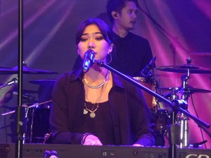 Teatrikal Menggemaskan Isyana Sarasvati di Panggung JGTC 2015