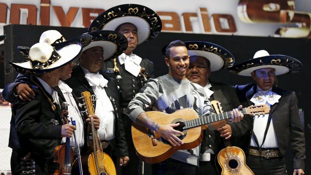 Pebalap Formula 1 Lewis Hamilton bersama sebuah grup band mariachi, di Mexico City, 2015