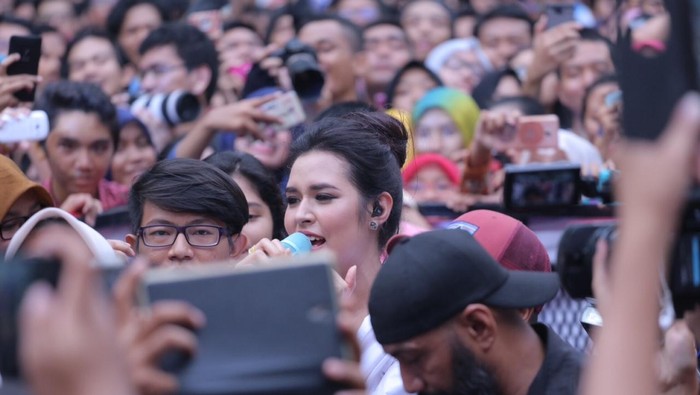 Raisa berada di tengah kerumunan penonton