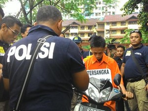 Rekonstruksi Pembunuhan Siswi di Jasinga, Tersangka Diteriaki Warga Benhil