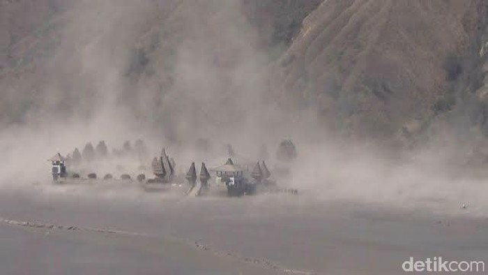 Badai Pasir Terjadi dii Gunung Bromo, Wisatawan Diiimbau Bermasker