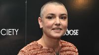 Pakai Hijab, Sinead OConnor Umumkan Masuk Islam