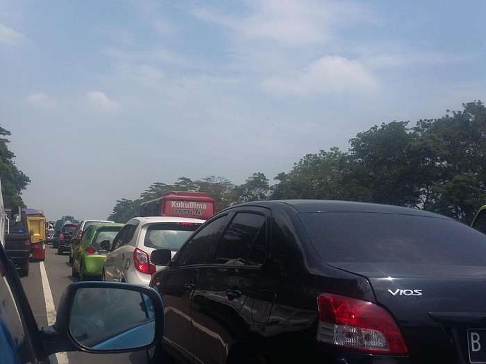 Ada Perbaikan Jalan di Bawah Jalan Layang, Keluar Tol Sentul Macet 2 Km