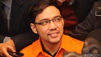 Pada kesempatan itu, sang istri membawakan makanan kesukannya yaitu biskuit. Pool/Ismail/detikFoto.