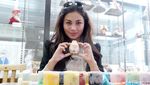 Warnai Boneka hingga Kuliner, Liburan Asyik Ariel Tatum di Jepang