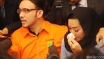 So Sweet! Sandy Tumiwa Kecup Istri Baru di Polda