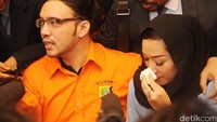 Sandy ditahan polisi atas kasus yang dilaporkan beberapa orang pada 2012 lalu. Pool/Ismail/detikFoto.