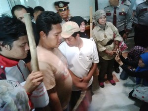 Berikan Sapu ke MKD, Masyarakat: Bapak Harus Punya Nyali Proses Novanto!