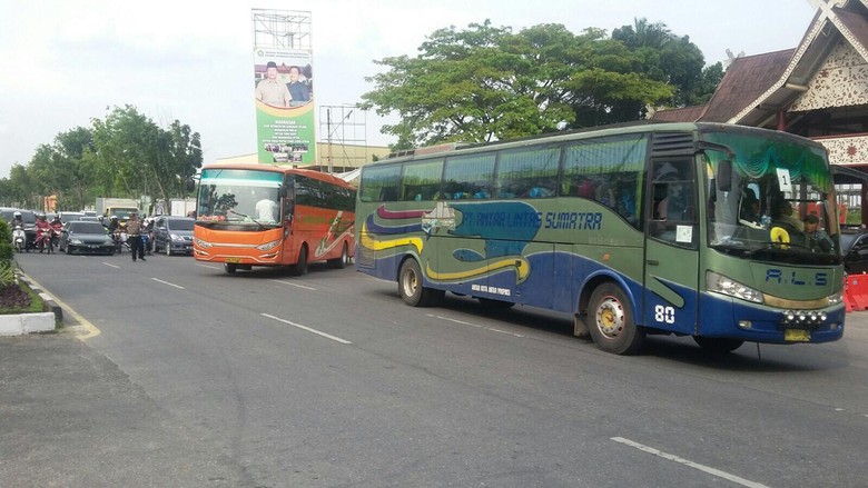 Sempat Alot, Polresta Pekanbaru Akhirnya Berhasil Pulangkan Massa HMI Sempat Alot, Polresta Pekanbaru Akhirnya Berhasil Pulangkan Massa HMI