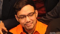 Sandy yang resmi ditahan karena kasus investasi bodong itu terlihat lebih tegar dan banyak berfilosofi. Pool/Ismail/detikFoto.