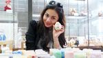 Warnai Boneka hingga Kuliner, Liburan Asyik Ariel Tatum di Jepang