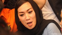 Tentu dong siap 100 persen dukungan saya sampai kapan pun. Untuk suami saya sampai nanti akan menemani dia. Melihat kondisi dia seperti ini saya tidak khawatir, urainya. Pool/Ismail/detikFoto.
