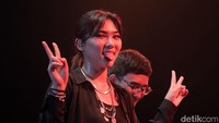 Terakhir, sebelum turun panggung Isyana menyajikan lagi lagu miliknya, All of Nothing dan mendaur ulang lagu milik Bruno Mars, Runaway.