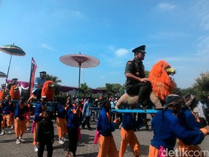Peringati HUT ke-44 Korpri, Panglima TNI Diarak Tarian Sisingaan