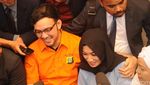 So Sweet! Sandy Tumiwa Kecup Istri Baru di Polda